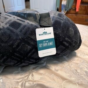 Northeast Outfitters Sherpa Blanket - Charcoal